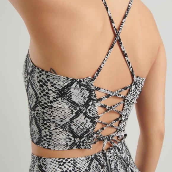 snake print lace up crop top - Picture 7 of 8